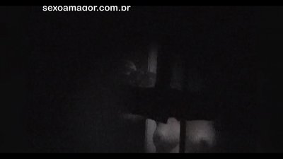Ndị njem agbataobi zoro n'azụ brik nwere oghere na-ese vidiyo na nzuzo na Blondie